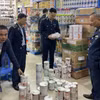 Lực lượng chức năng kiểm tra hàng hóa có dấu hiệu vi phạm. (Ảnh: PV/Vietnam+)