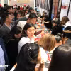 Khách hàng giao dịch vàng tại Hà Nội. (Ảnh: Đức Duy/Vietnam+)