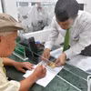 Người dân mua vàng tại ngân hàng Vietcombank. (Ảnh: Minh Sơn/Vietnam+)