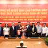 Phó Chủ tịch Ủy ban Nhân dân thành phố Hà Nội Nguyễn Mạnh Quyền cùng lãnh đạo các Sở, ngành tặng hoa chúc mừng Nhà đầu tư. (Ảnh: CTT Hà Nội) 