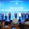 Thủ tướng Phạm Minh Chính, Bộ trưởng Bộ Công an Lương Tam Quang; Bộ trưởng Bộ y tế Đào Hồng Lan cùng lãnh đạo thành phố Hà Nội thực hiện nghi thức kích hoạt vận hành một số nền tảng, ứng dụng của Đề án 06 trên địa bàn thành phố Hà Nội. (Ảnh: PV/Vietnam+)