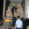 Lực lượng chức năng tỉnh Quảng Ninh kiểm tra xe ôtô chở hàng chục tấn chân gà đông lạnh không rõ nguồn gốc. (Ảnh: PV/Vietnam+)