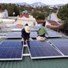 Lắp đặt điện Mặt Trời mái nhà. (Ảnh: PV/Vietnam+)