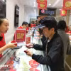 Khách hàng giao dịch vàng tại Hà Nội. (Ảnh: Đức Duy/Vietnam+)