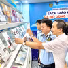 Đại diện Nhà xuất bản giáo dục giới thiệu sách do đơn vị xuất bản và in ấn. (Ảnh: Đức Duy/Vietnam+)