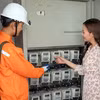 EVNHANOI lắp đặt 100% công tơ điện tử cho khách hàng. (Ảnh: PV/Vietnam+)