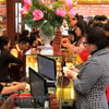 Giao dịch vàng tại thị trường Hà Nội. (Ảnh: Đức Duy/Vietnam+)