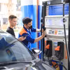Nhân viên Petrolimex bán xăng cho khách hàng. (Ảnh: Đức Duy/Vietnam+)