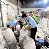 Lực lượng Quản lý thị trường Hà Nội phối hợp cùng Công an huyện Hoài Đức kiểm tra cơ sở có dấu hiệu sản xuất hàng giả mạo nhãn hiệu tại xã La Phù. (Ảnh: PV/Vietnam+)