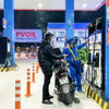 Người dân mua xăng tại cửa hàng thuộc PVOil. (Ảnh: PV/Vietnam+)
