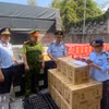Lực lượng liên ngành kiểm tra rượu ngoại có dấu hiệu nhập lậu. (Ảnh: PV/Vietnam+)