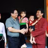 Thủ tướng Phạm Minh Chính thăm một số gia đình có nhà ở mới từ phong trào xoá nhà tạm, nhà dột nát trên địa bàn huyện Đà Bắc, tỉnh Hòa Bình (29/9/2024). (Ảnh: Dương Giang/TTXVN)