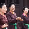 Các liền chị biểu diễn trống quân Bùi Xá, huyện Thuận Thành, tỉnh Bắc Ninh. (Ảnh: Diệp Trương/TTXVN)