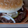 Hành tây tươi được sử dụng trong món burger (Nguồn: Sky News)