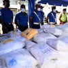 Hải quân Sri Lanka trưng bày số heroin thu giữ trên một tàu đánh cá tại khu vực ngoài khơi Colombo, ngày 25/1/2022. (Ảnh: AFP/TTXVN)