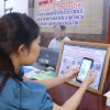Người dân quét mã QR để góp ý online. (Ảnh: Bích Huệ/TTXVN)