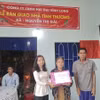 Đoàn thanh niên Thông Tấn Xã Việt Nam tặng quà cho gia đình có nhà mới tại huyện Ba Tri, Bến Tre. (Ảnh: Huỳnh Phúc Hậu/TTXVN)
