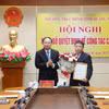 Ông Nguyễn Xuân Ký, Bí thư Tỉnh ủy, Chủ tịch Hội đồng Nhân dân tỉnh, trao quyết định tiếp nhận và bổ nhiệm có thời hạn đối với ông Hoàng Trung Kiên, Trưởng Ban Quản lý Khu kinh tế tỉnh, giữ chức vụ Chánh Văn phòng Đoàn Đại biểu Quốc hội và Hội đồng Nhân dân tỉnh nhiệm kỳ 2021-2026. (Nguồn: Báo Quảng Ninh)