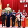 Lãnh đạo Hội đồng Nhân dân tỉnh Quảng Ninh tặng hoa chúc mùng ông Nghiêm Xuân Cường (thứ 2, từ phải sang). (Ảnh: Văn Đức/TTXVN)