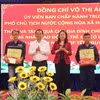 Phó Chủ tịch nước Võ Thị Ánh Xuân tặng 600 phần quà tết cho gia đình chính sách, hộ nghèo, công nhân, người lao động và trẻ em có hoàn cảnh khó khăn tại tỉnh Long An. (Ảnh: Bùi Giang/TTXVN)