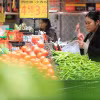 Người dân mua sắm trong siêu thị ở Quý Châu, Trung Quốc. (Ảnh: THX/TTXVN)