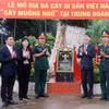 Lễ mở bia đá cây di sản Việt Nam tại Trung đoàn 726. (Ảnh: TTXVN phát)