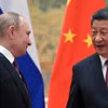 Chủ tịch Trung Quốc Tập Cận Bình (phải) và Tổng thống Nga Vladimir Putin tại cuộc gặp ở Bắc Kinh (Trung Quốc), ngày 4/2/2022. (Ảnh: AFP/TTXVN)