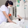 Tiến sỹ, bác sỹ Nguyễn Việt Hoa - Trưởng khoa Phẫu thuật Nhi và Trẻ sơ sinh Bệnh viện Việt Đức thăm khám cho bệnh nhi. (Nguồn: Bệnh viện Việt Đức) 