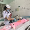 Bệnh nhi N.T.H. được theo dõi sức khỏe sau ca phẫu thuật và chờ ghép lại xương sọ tại Bệnh viện Nhi đồng Đồng Nai. (Ảnh: Lê Xuân/TTXVN)