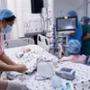 Một trong hai bệnh nhi sau khi tách rời được chuyển về Khoa Hồi sức Ngoại, Bệnh viện Nhi đồng Thành phố để tiếp tục theo dõi. (Ảnh: TTXVN phát)