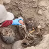 Một nhà khảo cổ học làm việc tại địa điểm khai quật xác ướp 1.000 năm tuổi ở Lima, Peru ngày 6/9/2023. (Nguồn: Reuters)