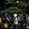 Người dân xếp hàng nhận cơm từ thiện dưới trời nắng nóng tại Seoul, Hàn Quốc ngày 1/8/2023. (Ảnh: Yonhap/TTXVN)