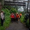 Lực lượng cứu hộ chuyển người bị thương sau khi núi lửa Marapi phun trào, ở Tây Sumatra, Indonesia, ngày 4/12/2023. (Ảnh: THX/TTXVN)