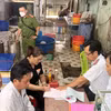 Bạc Liêu: Bắt quả tang một cơ sở bơm tạp chất vào tôm sú nguyên liệu