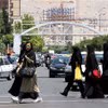 Phụ nữ Iran đội khăn trùm đầu trên đường phố tại Tehran ngày 15/6/2019. (Ảnh: AFP/TTXVN)