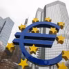 Biểu tượng đồng euro ở phía trước trụ sở Ngân hàng trung ương châu Âu ở Frankfurt, Đức. (Ảnh: AFP/TTXVN)