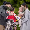 Cha mẹ cho các con tham gia một trò chơi ở Tokyo, Nhật Bản ngày 22/4/2023. (Ảnh: AFP/TTXVN)