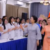 Bà Phan Thị Thanh Tâm (phải), Phu nhân Chủ tịch nước Võ Văn Thưởng và bà Bành Lệ Viên, Phu nhân Tổng Bí thư, Chủ tịch nước Trung Quốc giao lưu với sinh viên Đại học Quốc gia Hà Nội. (Ảnh: Văn Điệp/TTXVN)