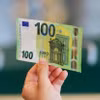 Đồng tiền mệnh giá 100 euro tại Rome, Italy. (Ảnh: AFP/TTXVN)