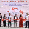 Các đại biểu cắt băng khai mạc Lễ hội Giao lưu Văn hóa Việt Nam-Nhật Bản. (Ảnh: Đức Thịnh/TTXVN)