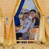 Đương kim Quốc vương Thái Lan Maha Vajiralongkorn (Vua Rama X) và Hoàng hậu Suthida ngồi trên thuyền rước hoàng gia. (Ảnh: Đỗ Sinh/TTXVN)