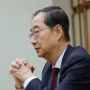 Thủ tướng Hàn Quốc Han Duck-soo trả lời phỏng vấn báo chí tại Seoul ngày 7/4/2024. (Ảnh: Yonhap/TTXVN)