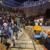 Lực lượng an ninh Israel tuần tra khi những người Palestine tập trung bên ngoài Cổng Damascus ở Thành cổ Jerusalem trước tháng lễ Ramadan, ngày 22/3/2023. (Ảnh: AFP/TTXVN) 