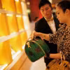 Khách hàng mua sắm trong một cửa hàng của Louis Vuitton ở Thượng Hải, Trung Quốc. (Nguồn: Reuters)