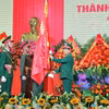 Đại tướng Phan Văn Giang, Ủy viên Bộ Chính trị, Phó Bí thư Quân ủy Trung ương, Bộ trưởng Bộ Quốc phòng trao Quân kỳ Quyết thắng tặng Quân đoàn 12. (Ảnh: TTXVN)
