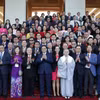 Thủ tướng Phạm Minh Chính chụp ảnh chung với Kiều bào tiêu biểu dự Chương trình Xuân Quê hương 2023. (Ảnh: Dương Giang/TTXVN)