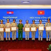 Thừa ủy quyền của Bộ trưởng Bộ Công an, Trung tướng Nguyễn Văn Viện trao Bằng khen tặng các tập thể, cá nhân của Bộ Nội vụ Vương quốc Campuchia. (Ảnh: Thành Chung/TTXVN)