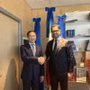 Đại sứ Dương Hải Hưng và Chủ tịch Hội đồng Vùng Puglia, ông Cera Napoleone. (Ảnh: Dương Hoa/TTXVN)