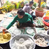 Truyền thống gói bánh tét dịp Tết của người dân Nam Bộ