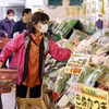 Người tiêu dùng mua sắm tại siêu thị ở Tokyo, Nhật Bản. (Ảnh: Kyodo/TTXVN)